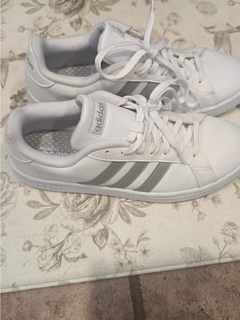 Adidas classics women’s cloud foam White Sneakers with Silver Stripes size 9.5